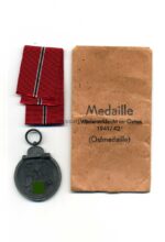 Ostmedaille mit Verleihungstüte, Winterschlacht im Osten 1941/42 (Hst. 3 – Wilhelm Deumer, Lüdenscheid)