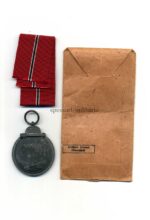 Ostmedaille mit Verleihungstüte, Winterschlacht im Osten 1941/42 (Hst. 3 – Wilhelm Deumer, Lüdenscheid) – Bild 2