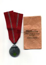 Ostmedaille mit Verleihungstüte, Winterschlacht im Osten 1941/42 (Hst. 4 – Steinhauer & Lück, Lüdenscheid)