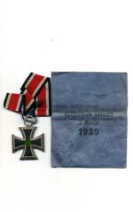 Eisernes Kreuz 2. Klasse 1939 mit Verleihungstüte – Hst. 76 (Ernst L. Müller, Pforzheim)