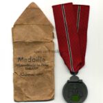 Ostmedaille mit Verleihungstüte, Hst. 3 – “Wilhelm Deumer, Lüdenscheid”, Winterschlacht im Osten 1941/42