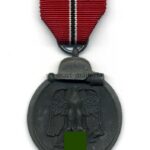 Ostmedaille, Winterschlacht im Osten 1941/42 (Hst. 28 – Eugen Schmidhäussler, Pforzheim) mit 20 im Bandring markiert