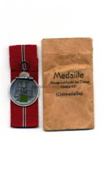 Ostmedaille mit Verleihungstüte, Hst. 14 – "Christian Lauer, Nürnberg”, Winterschlacht im Osten 1941/42
