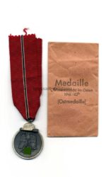 Ostmedaille mit Verleihungstüte, Hst. 19 – “E. Ferdinand Wiedmann, Frankfurt”, Winterschlacht im Osten 1941/42