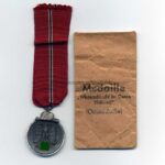 Ostmedaille mit Verleihungstüte, Hst. 100, Winterschlacht im Osten 1941/42