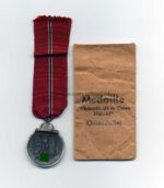 Ostmedaille mit Verleihungstüte, Hst. 100, Winterschlacht im Osten 1941/42