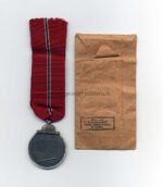 Ostmedaille mit Verleihungstüte, Hst. 100, Winterschlacht im Osten 1941/42 – Bild 2