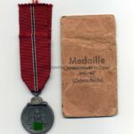Ostmedaille mit Verleihungstüte, Hst. 28, Winterschlacht im Osten 1941/42