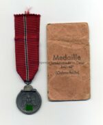 Ostmedaille mit Verleihungstüte, Hst. 28, Winterschlacht im Osten 1941/42