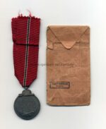 Ostmedaille mit Verleihungstüte, Hst. 28, Winterschlacht im Osten 1941/42 – Bild 2