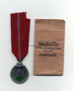Ostmedaille mit Verleihungstüte, Hst. 20 (L/52!!), Winterschlacht im Osten 1941/42