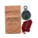 Ostmedaille mit Verleihungstüte, Hst. 28, Winterschlacht im Osten 1941/42