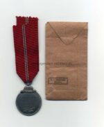 Ostmedaille mit Verleihungstüte, Hst. 20 (L/52!!), Winterschlacht im Osten 1941/42 – Bild 2