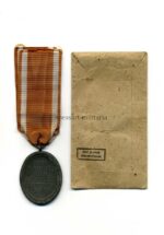 Schutzwall Ehrenzeichen und Verleihungstüte, Hst. Carl Poellath Schrobenhausen – Bild 2