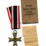 Kriegsverdienstkreuz 2. Klasse 1939 ohne Schwertern mit Verleihungstüte und Wickelpapier, Hst. 1 - Deschler & Sohn, München