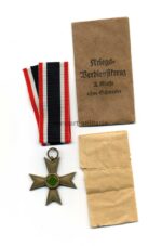 Kriegsverdienstkreuz 2. Klasse 1939 ohne Schwertern mit Verleihungstüte und Wickelpapier, Hst. 1 - Deschler & Sohn, München