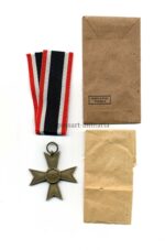 Kriegsverdienstkreuz 2. Klasse 1939 ohne Schwertern mit Verleihungstüte und Wickelpapier, Hst. 1 - Deschler & Sohn, München – Bild 2
