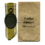 Schutzwall Ehrenzeichen und Verleihungstüte, Hst. Carl Poellath Schrobenhausen