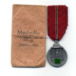 Ostmedaille mit Verleihungstüte, Winterschlacht im Osten 1941/42 (Hst. 15 – Friedrich Orth, Wien)