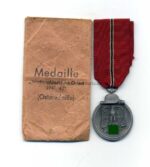 Ostmedaille mit Verleihungstüte, Winterschlacht im Osten 1941/42 (Hst. 15 – Friedrich Orth, Wien)