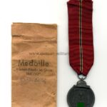 Ostmedaille mit Verleihungstüte, Hst. Metallwarenfabrik Posen, Winterschlacht im Osten 1941/42 -Selten-