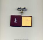 Miniatur Mutterkreuz Bronze markiert L/15, in LDO Schachtel 1. Form
