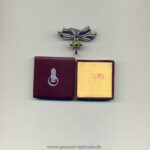 Miniatur Mutterkreuz Bronze markiert L/15, in LDO Schachtel 1. Form