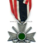 Kriegsverdienstkreuz 2. Klasse mit Schwertern (Hst. 107 - Carl Wild, Hamburg)