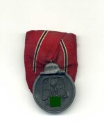 Ostmedaille an Einzelspange, Winterschlacht im Osten 1941/42 (Hst. 127- Moritz Hausch A.G., Pforzheim)