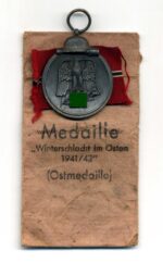 Ostmedaille mit Verleihungstüte, Hst. 93 - "Richard Simm & Söhne, Gablonz", Winterschlacht im Osten 1941/42
