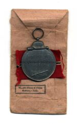 Ostmedaille mit Verleihungstüte, Hst. 93 - "Richard Simm & Söhne, Gablonz", Winterschlacht im Osten 1941/42 – Bild 2