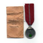 Ostmedaille mit Tüte, Winterschlacht im Osten 1941/42 (Hst. 25 – Arbeitsgemeinschaft der Graveur-, Gold- und Silberschmiedeinnungen, Hanau)