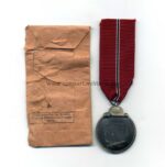 Ostmedaille mit Tüte, Winterschlacht im Osten 1941/42 (Hst. 25 – Arbeitsgemeinschaft der Graveur-, Gold- und Silberschmiedeinnungen, Hanau) – Bild 2