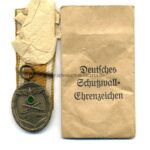 Schutzwall Ehrenzeichen und Verleihungstüte, Herst. Frank & Reif, Stuttgart