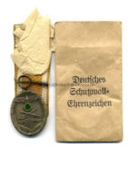 Schutzwall Ehrenzeichen und Verleihungstüte, Herst. Frank & Reif, Stuttgart