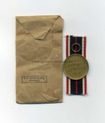 Kriegsverdienstmedaille 1939 mit Tüte, Hst. F. W. Assmann & Söhne, Lüdenscheid – Bild 2