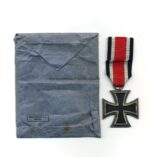 Eisernes Kreuz 2. Klasse 1939 mit Verleihungstüte - Hst. 65 Klein & Quenzer, Oberstein, Kerntyp 3 – Bild 2