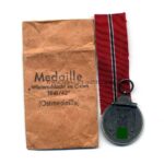 Ostmedaille mit Verleihungstüte, Hst. 4, Winterschlacht im Osten 1941/42