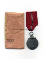 Ostmedaille, Winterschlacht im Osten 1941/42 (Hst. 66 – Friedrich Keller, Oberstein) mit Tüte – Bild 2