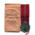 Ostmedaille mit Tüte, Winterschlacht im Osten 1941/42 (Hst. 20 – C.F. Zimmermann, Pforzheim)