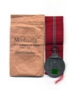 Ostmedaille mit Tüte, Winterschlacht im Osten 1941/42 (Hst. 20 – C.F. Zimmermann, Pforzheim)