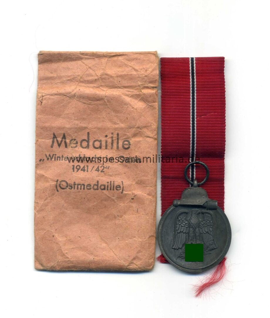 Ostmedaille mit Tüte, Winterschlacht im Osten 1941/42 (Hst. 20 – C.F. Zimmermann, Pforzheim)