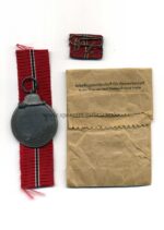 Ostmedaille mit Verleihungstüte, Hst. 23 – “Arbeitsgemeinschaft für Heeresbedarf in der Graveur & Ziselierinnung, Berlin”, Winterschlacht im Osten 1941/42  -Selten!- – Bild 2