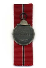 Ostmedaille, Winterschlacht im Osten 1941/42 (Hst. 25 – Arbeitsgemeinschaft der Graveur-, Gold- und Silberschmiedeinnungen, Hanau) – Bild 2