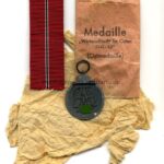 Ostmedaille mit Verleihungstüte, Winterschlacht im Osten 1941/42 (Hst. 4 - Steinhauer & Lück, Lüdenscheid)