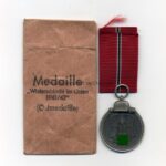 Ostmedaille mit Verleihungstüte, Hst. 19 - "E. Ferdinand Wiedmann, Frankfurt", Winterschlacht im Osten 1941/42