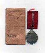 Ostmedaille mit Verleihungstüte, Hst. 19 - "E. Ferdinand Wiedmann, Frankfurt", Winterschlacht im Osten 1941/42 – Bild 2