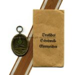 Deutsches Schutzwall-Ehrenzeichen mit Verleihungstüte, Herst. Metallwarenfabrik Anton Markovsky's Sohn, Gablonz/Neiße