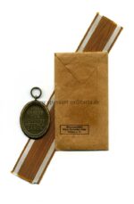 Deutsches Schutzwall-Ehrenzeichen mit Verleihungstüte, Herst. Metallwarenfabrik Anton Markovsky's Sohn, Gablonz/Neiße – Bild 2
