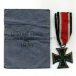 Eisernes Kreuz 2. Klasse 1939 – Hersteller 25 ( Arbeitsgemeinschaft der Graveur-, Gold- und Silberschmiedeinnungen, Hanau am Main) – Mit Verleihungstüte